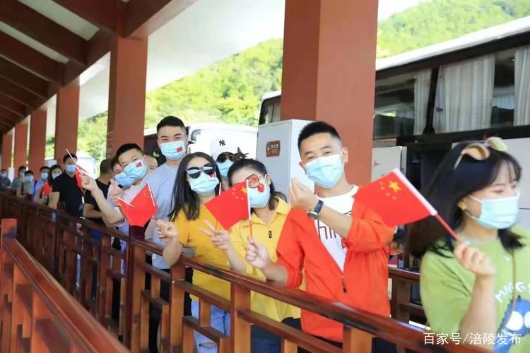 武陵山大裂谷 文明旅游志愿服务站，为游客提供暖心游览服务